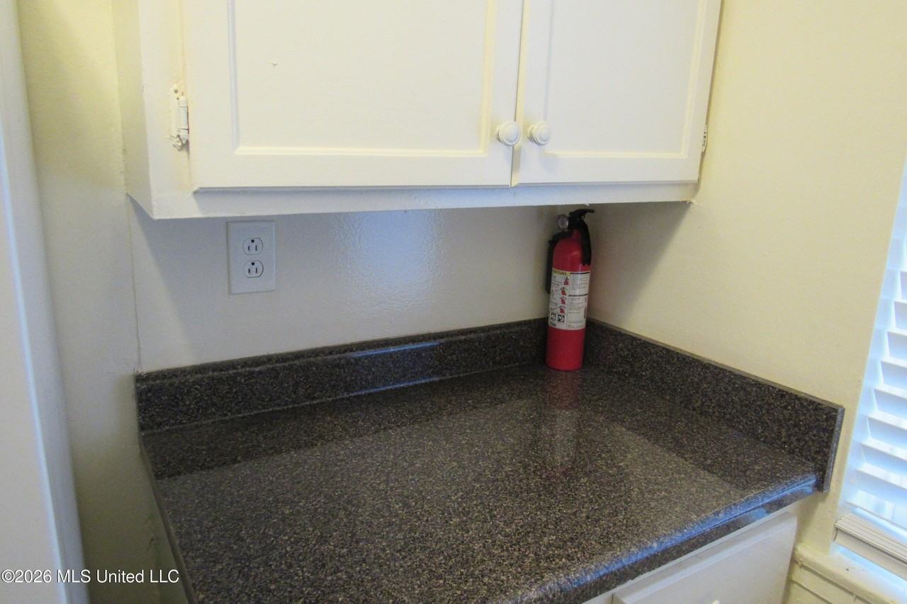 1043 Poplar Blvd Apt D2 - Photo 6 of 16