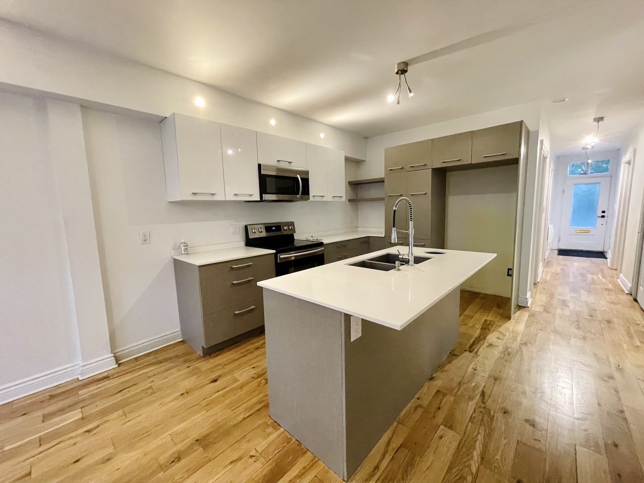 751 Rue Irène - Photo 2 of 9