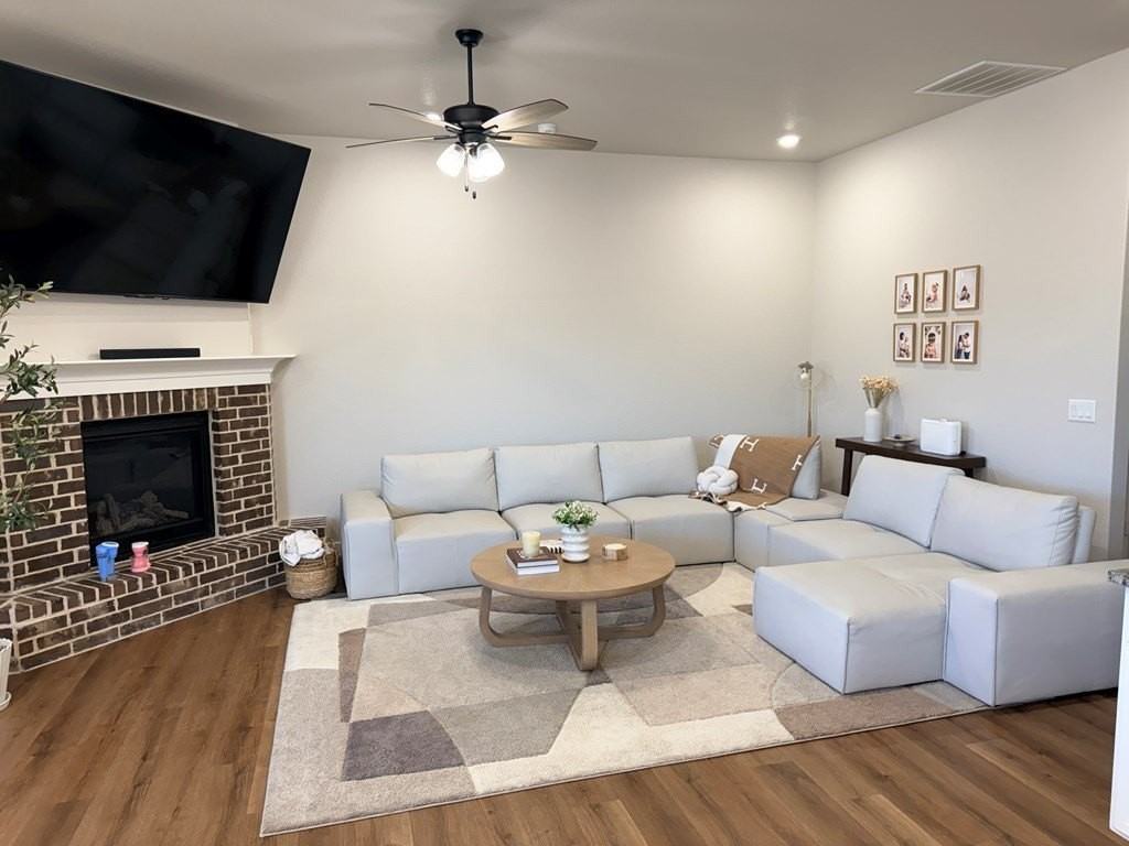 421 Graze St - Photo 3 of 28