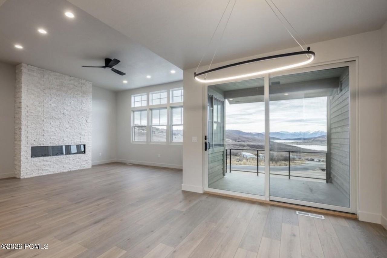 698 E Silver Hill Loop - Photo 3 of 19