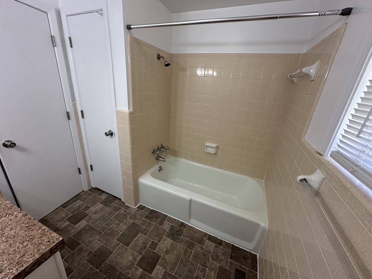 1121 Nw Blvd #1121 - Photo 4 of 7