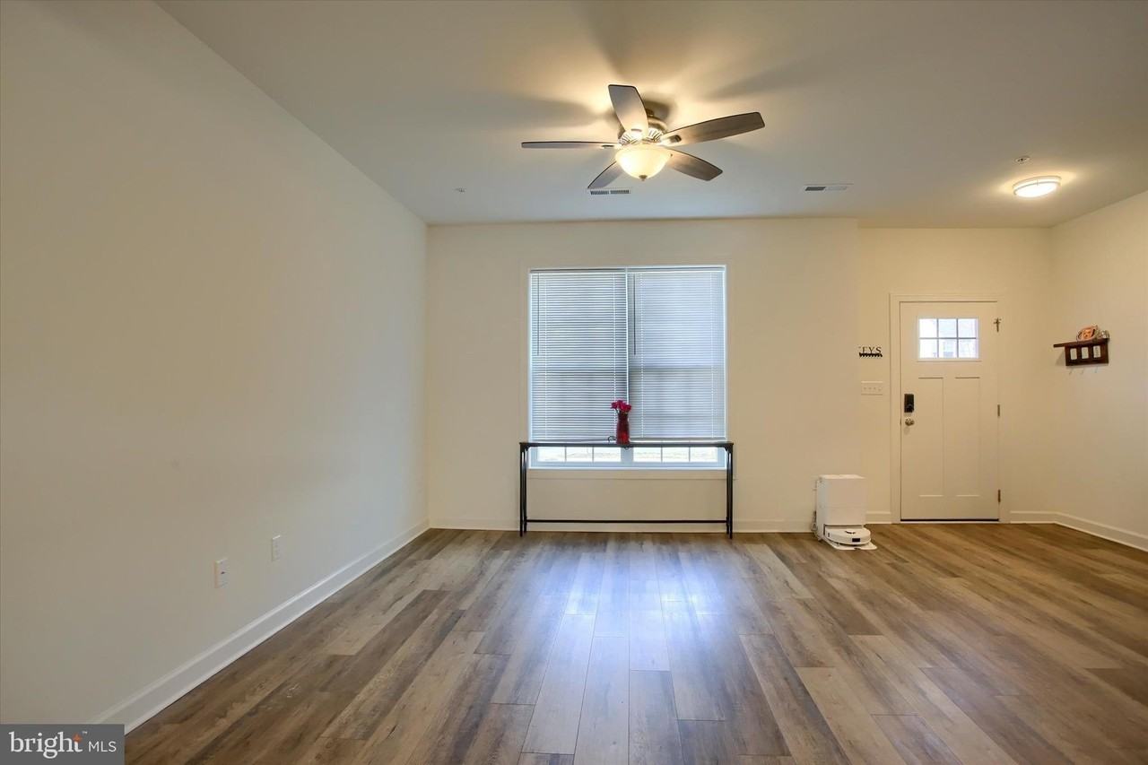 30 Parkview Dr - Photo 3 of 36