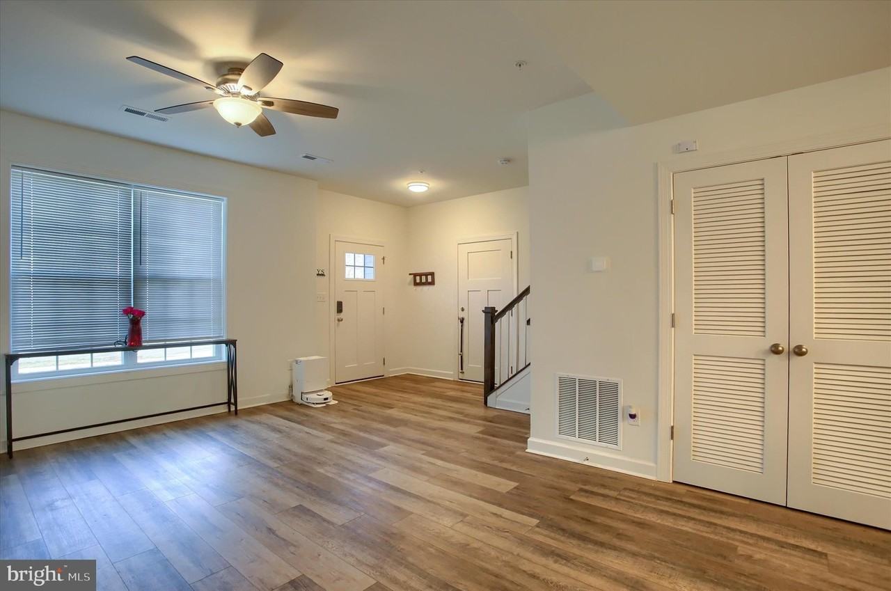 30 Parkview Dr - Photo 4 of 36