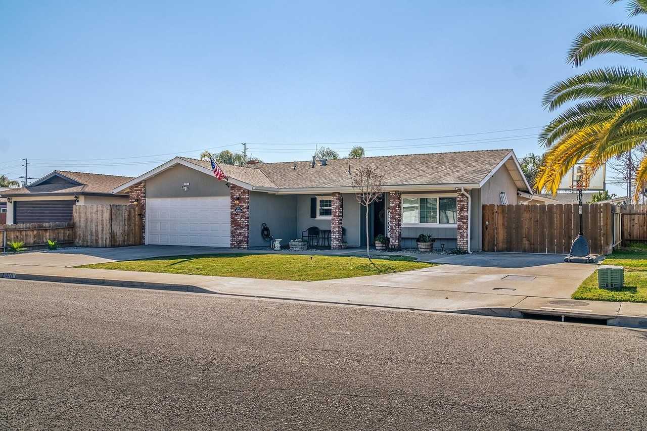 1741 Mccomb Ave - Photo 2 of 26