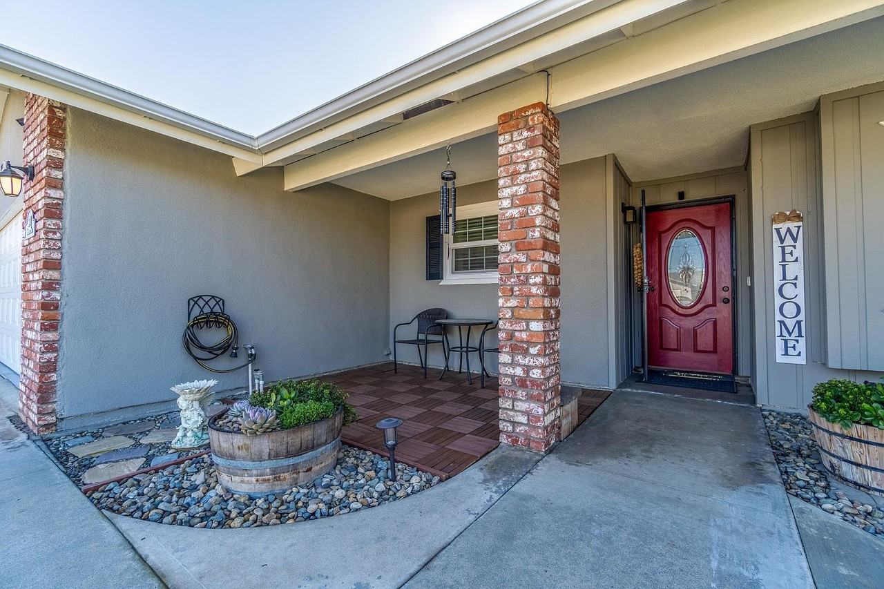 1741 Mccomb Ave - Photo 3 of 26