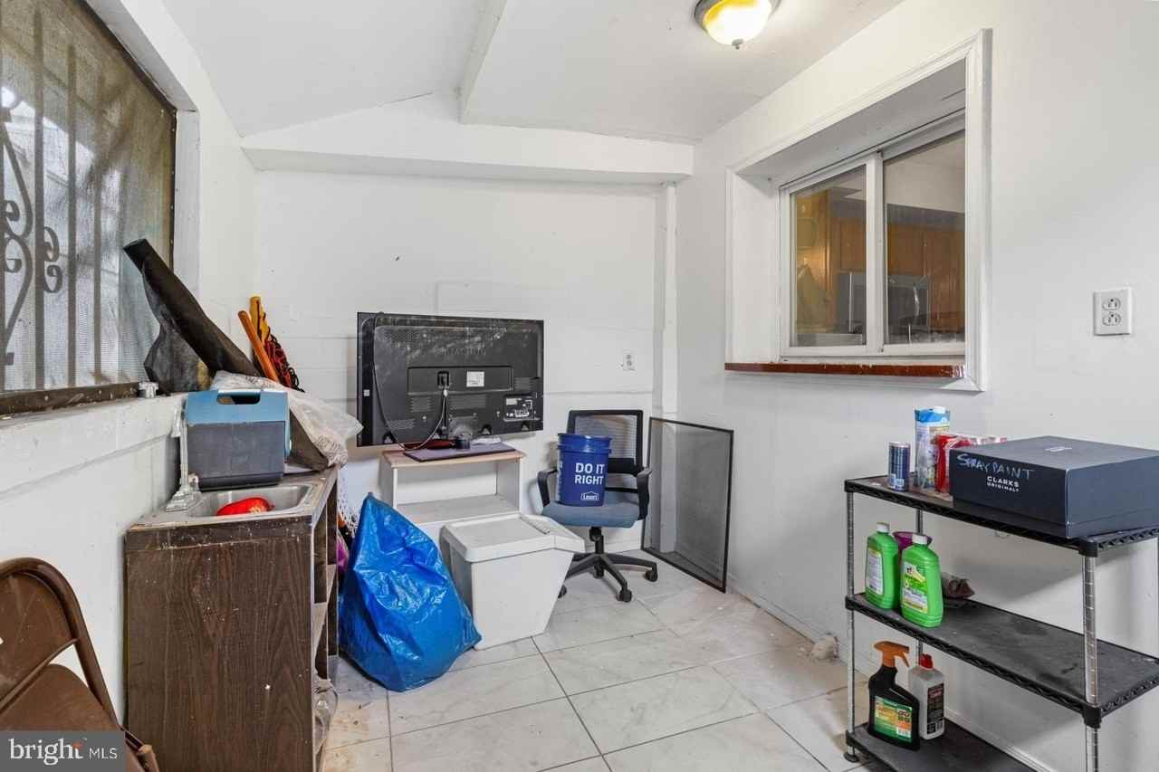 633 Hoffman St - Photo 7 of 20