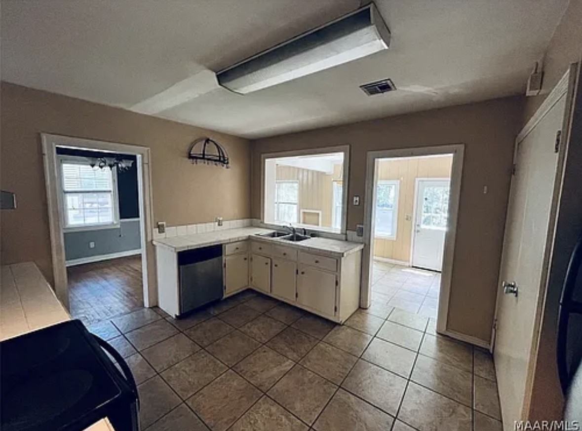 2069 Gorgas St - Photo 6 of 11