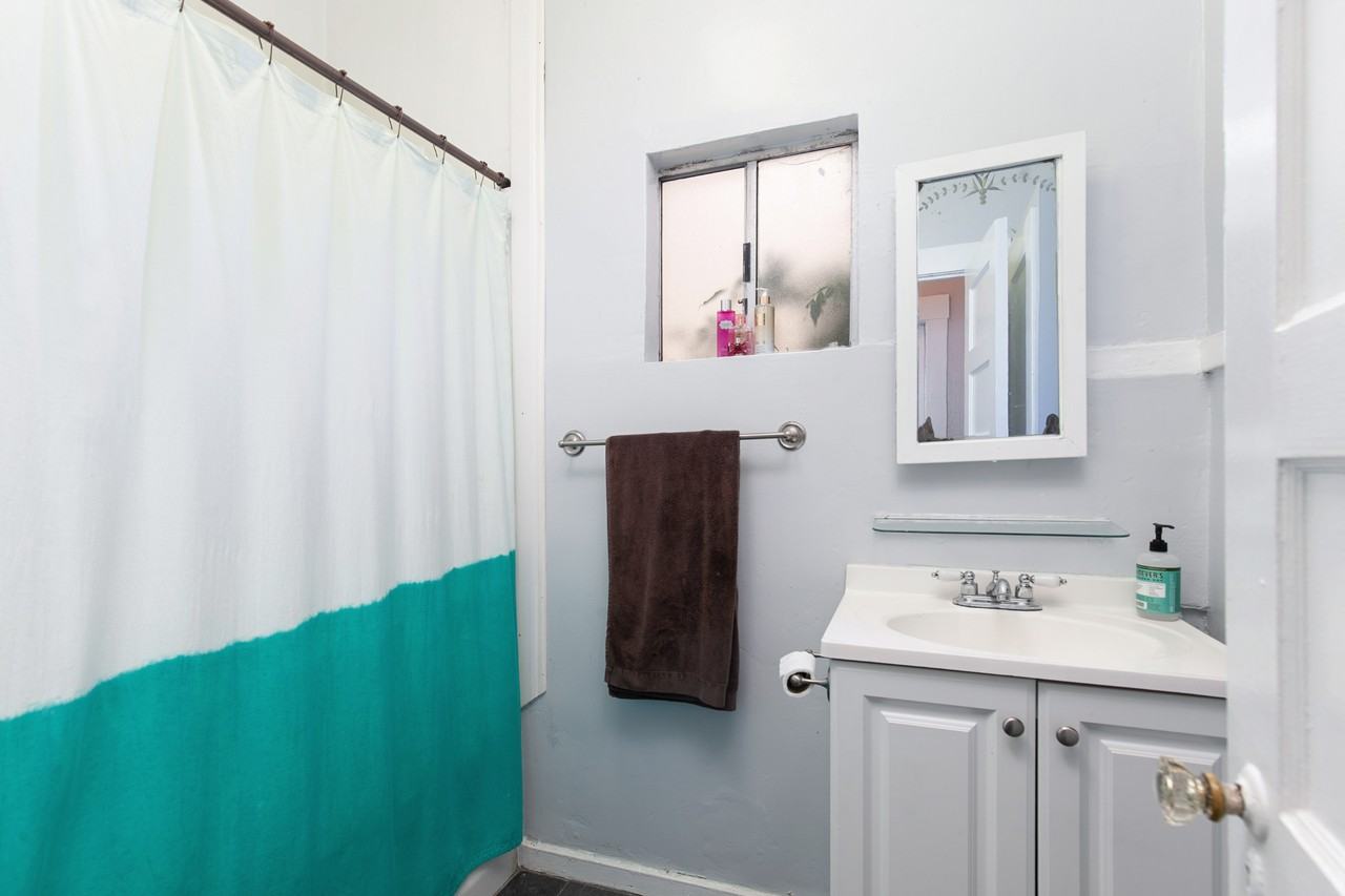 1421 29th St - Photo 3 of 6