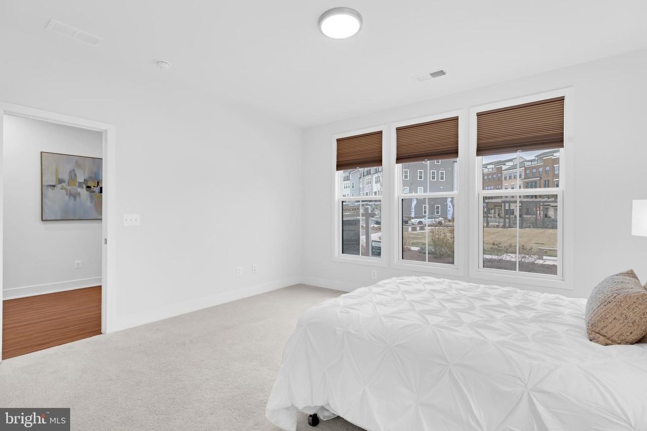 13725 Aviation Pl - Photo 6 of 50