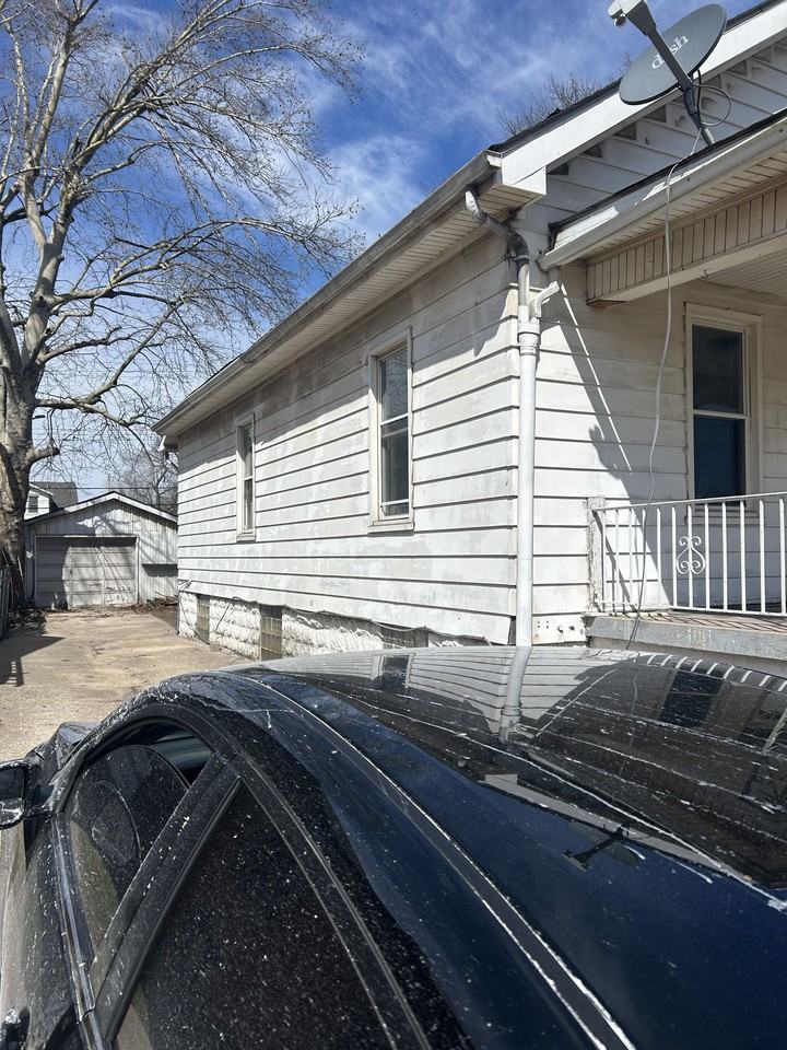 2345 Iowa St - Photo 3 of 20