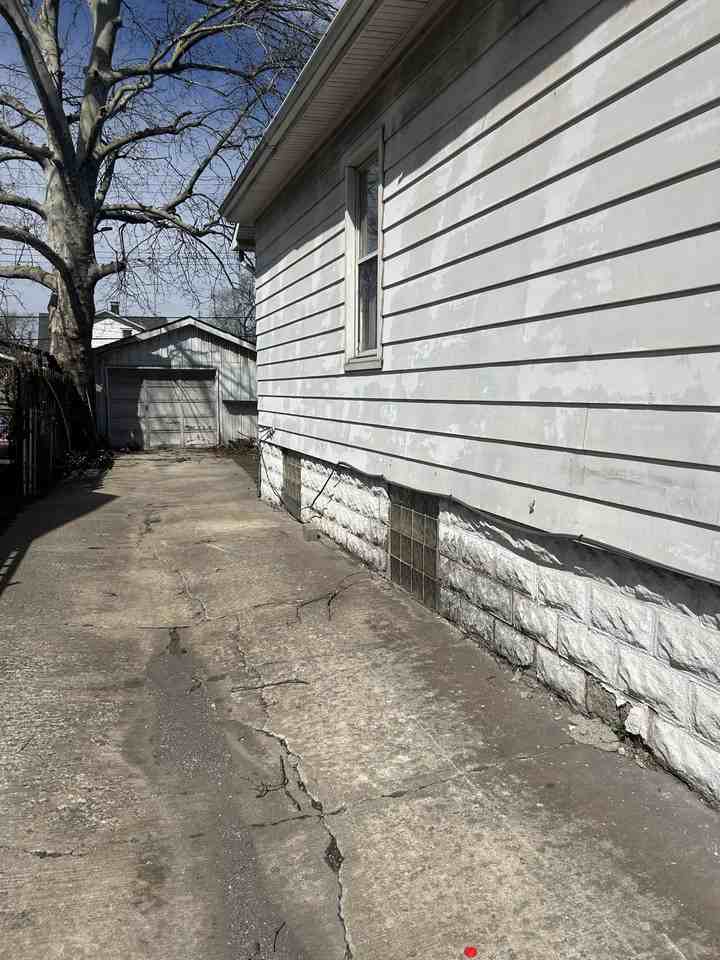 2345 Iowa St - Photo 4 of 20