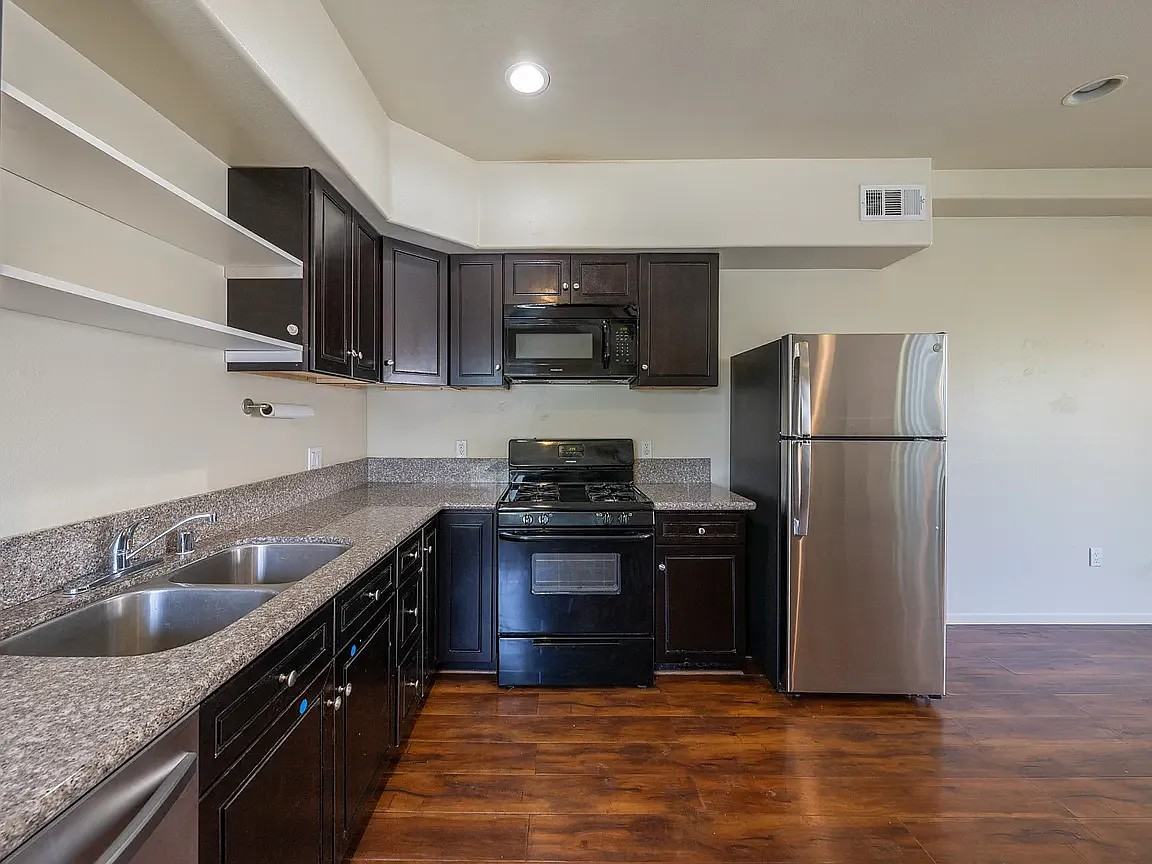 1536 1/2 W 11th Pl - Photo 3 of 16