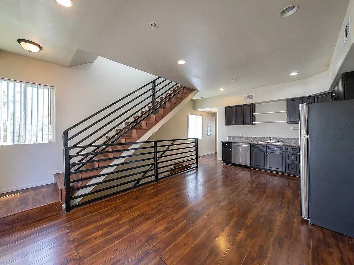 1536 1/2 W 11th Pl - Photo 4 of 16