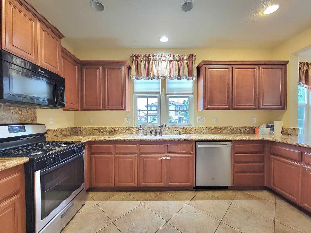 205 Barnhill Dr - Photo 4 of 20