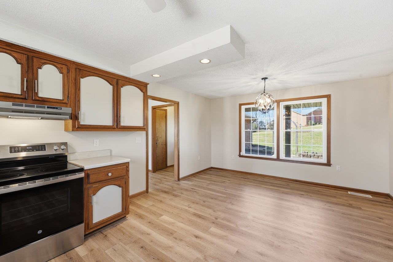 1325 Sun Valley Rd - Photo 2 of 20