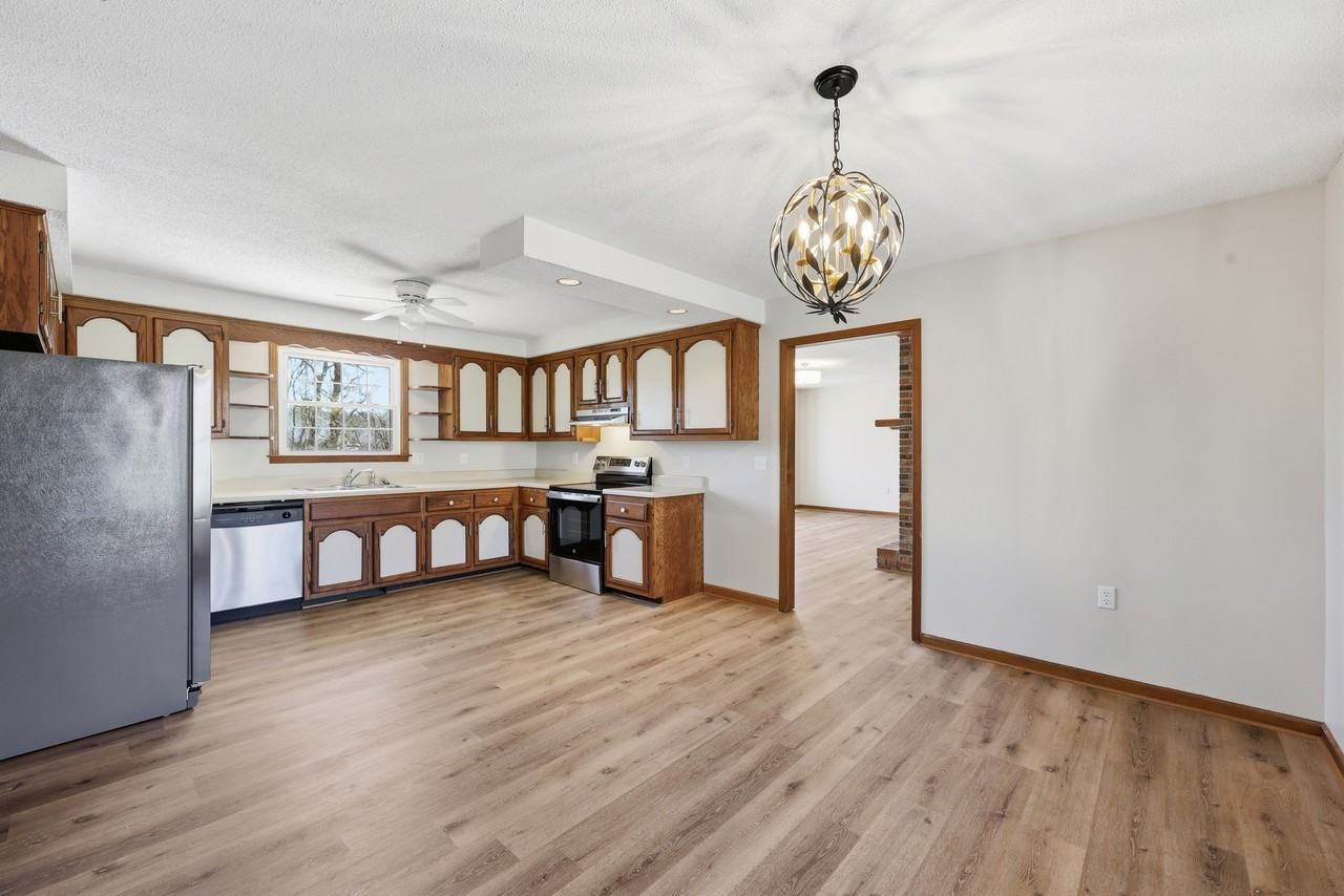 1325 Sun Valley Rd - Photo 3 of 20