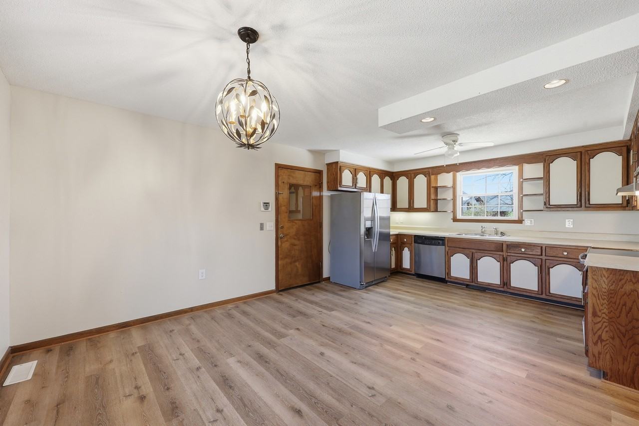 1325 Sun Valley Rd - Photo 4 of 20