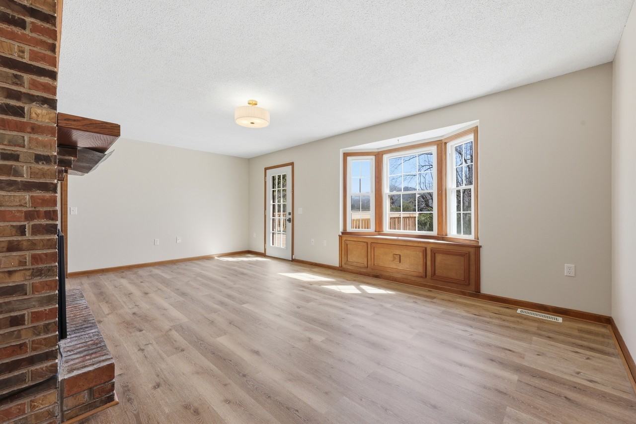 1325 Sun Valley Rd - Photo 5 of 20