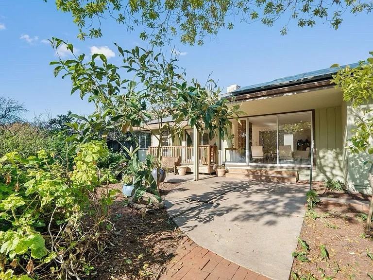 131 Spring St - Photo 2 of 20