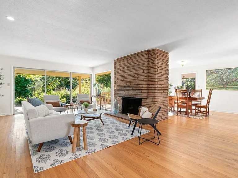 131 Spring St - Photo 6 of 20