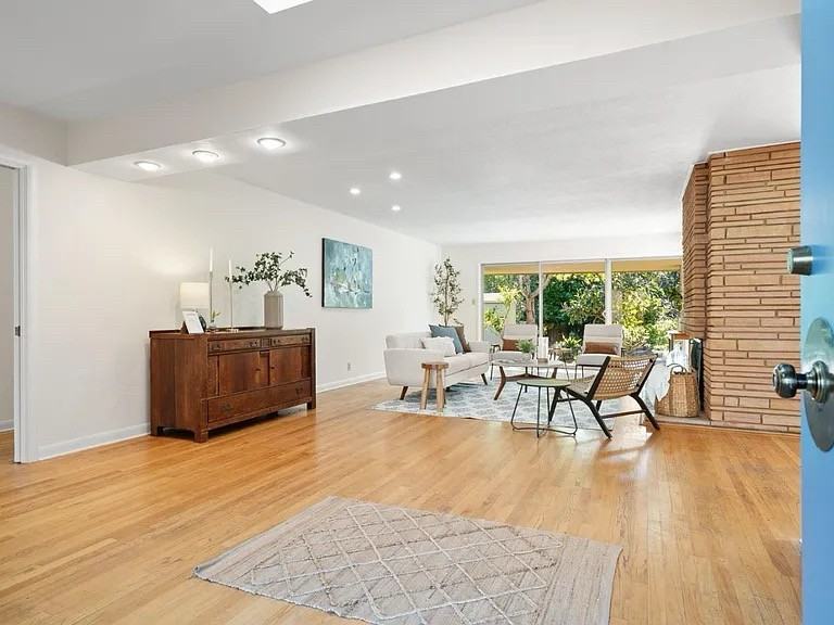 131 Spring St - Photo 7 of 20