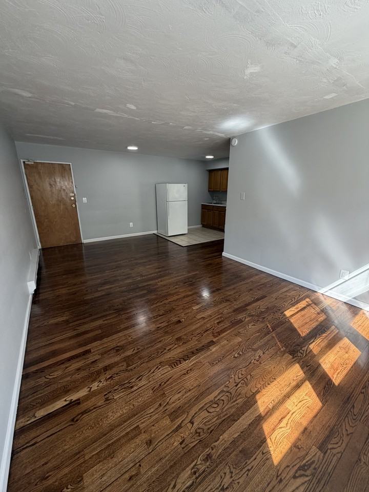 337 E Grand Ave #3B - Photo 2 of 6