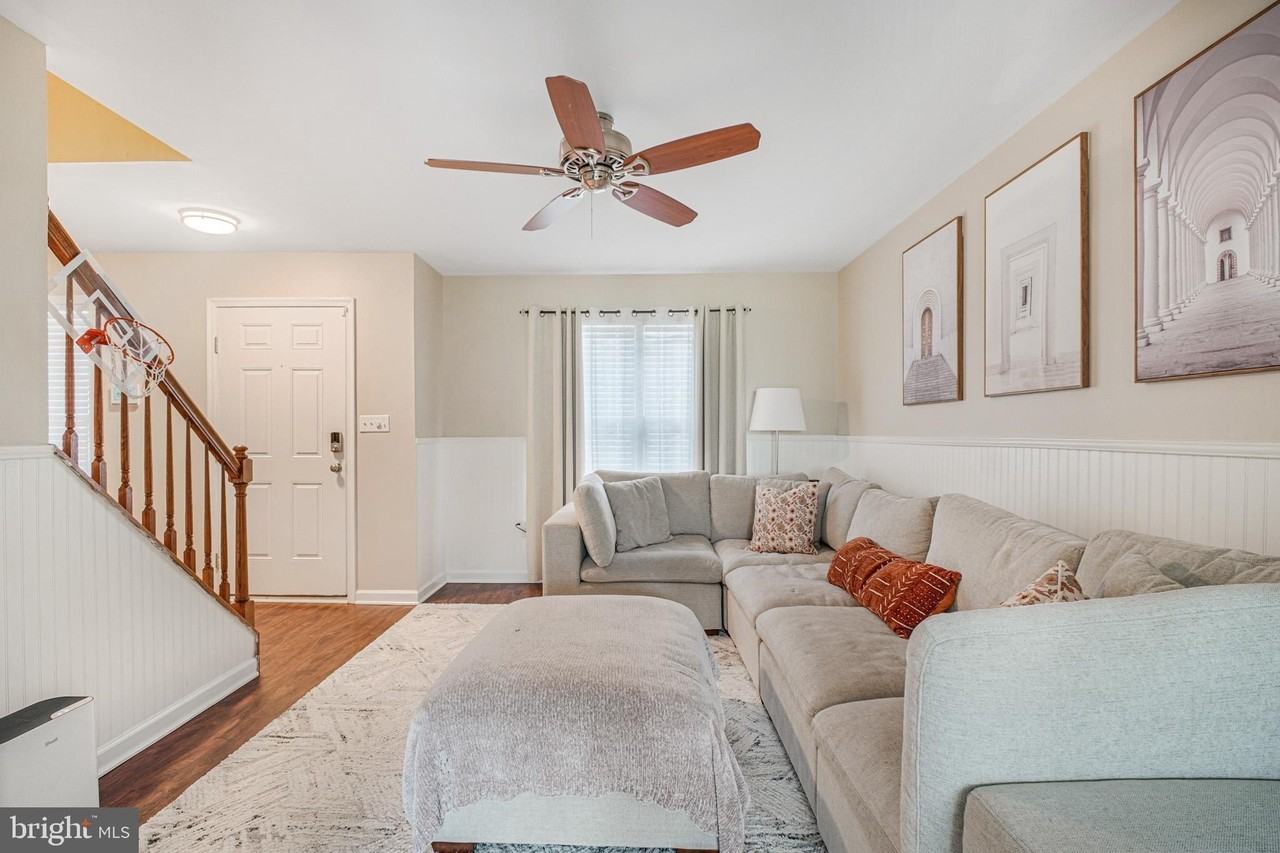 4410 Caven Ct N - Photo 4 of 30