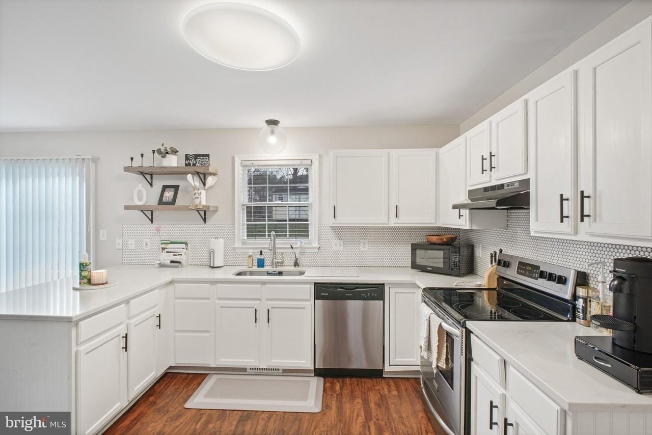 4410 Caven Ct N - Photo 7 of 30