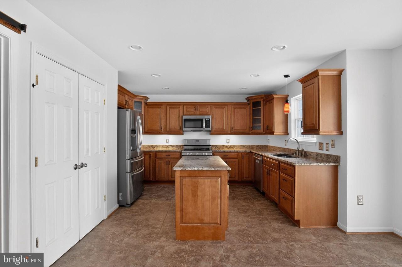 28 Basalt Dr - Photo 7 of 19