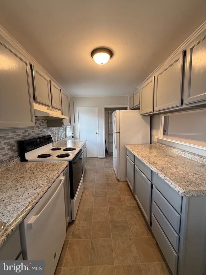 1118 Circle Dr - Photo 3 of 23