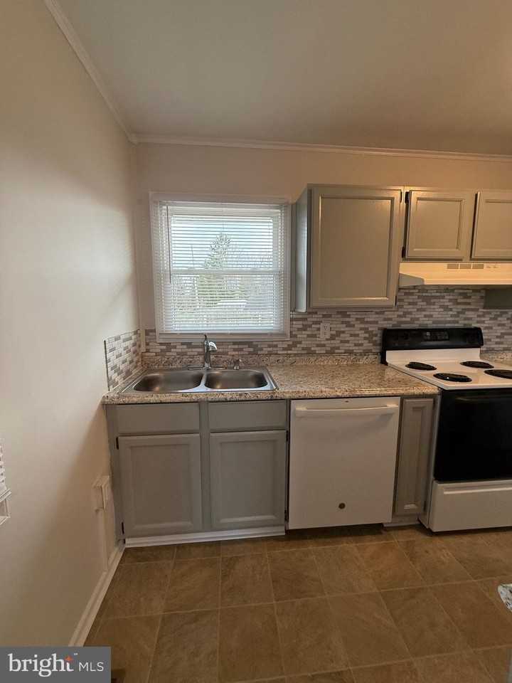 1118 Circle Dr - Photo 4 of 23