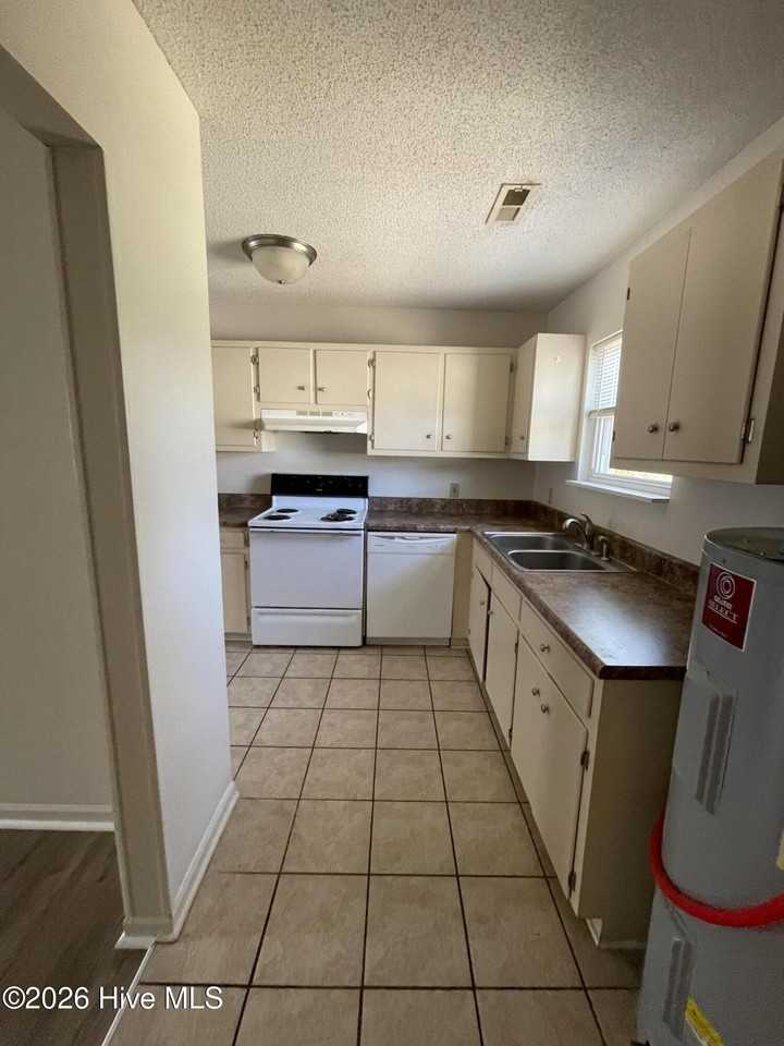 214 Cordell Cir - Photo 3 of 10