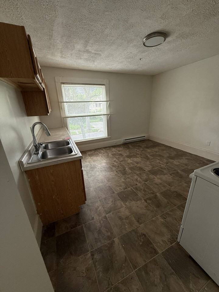 643 Hawthorne St Ne Unit 2 #NA - Photo 4 of 9