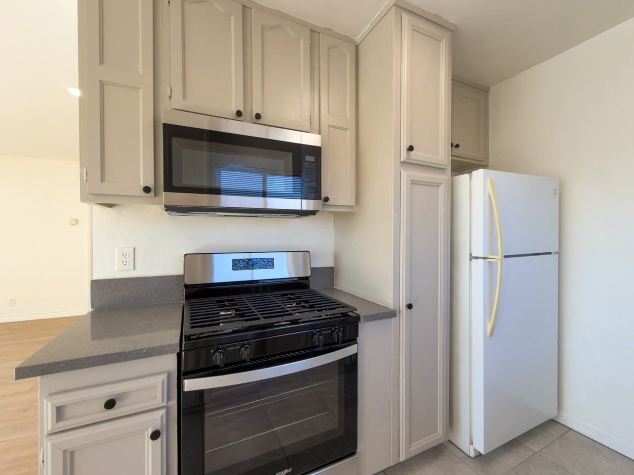 220 N Cedar St #F - Photo 7 of 21