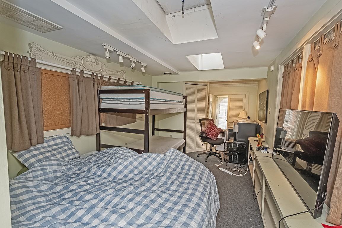 900 Bingham St - Photo 5 of 9