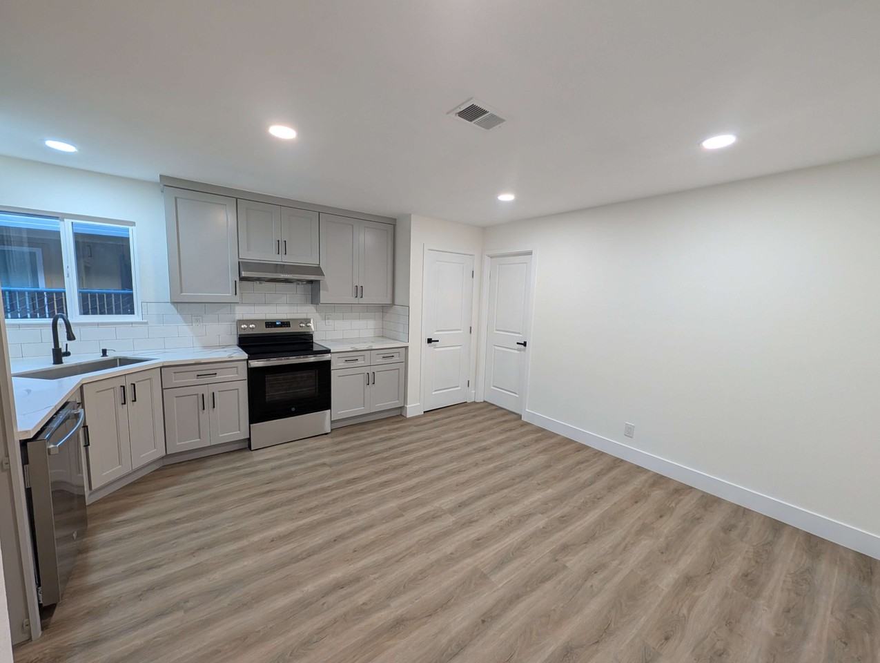 633 Easton Dr #NA - Photo 4 of 16