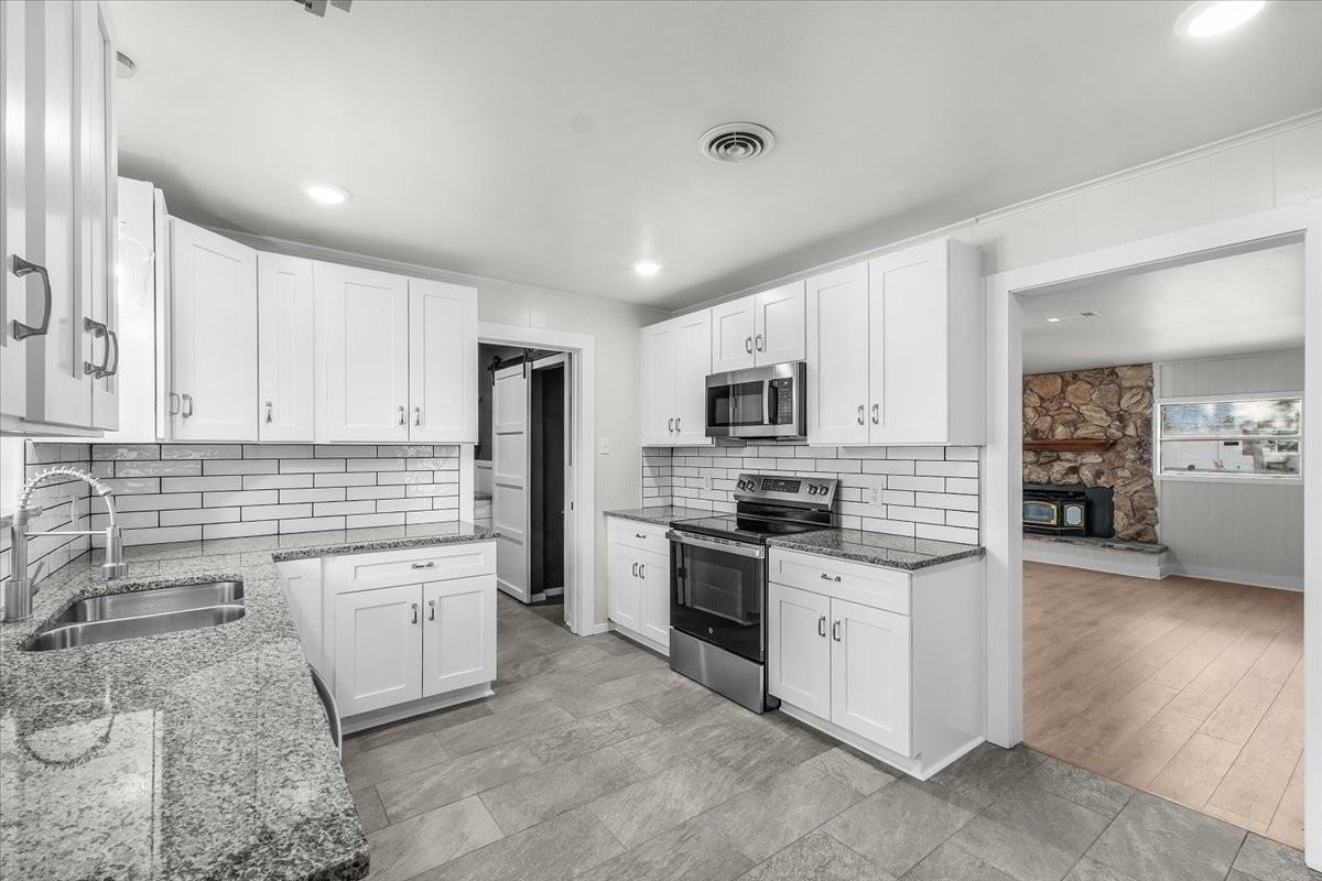 1204 John Reagan St #NA - Photo 3 of 37