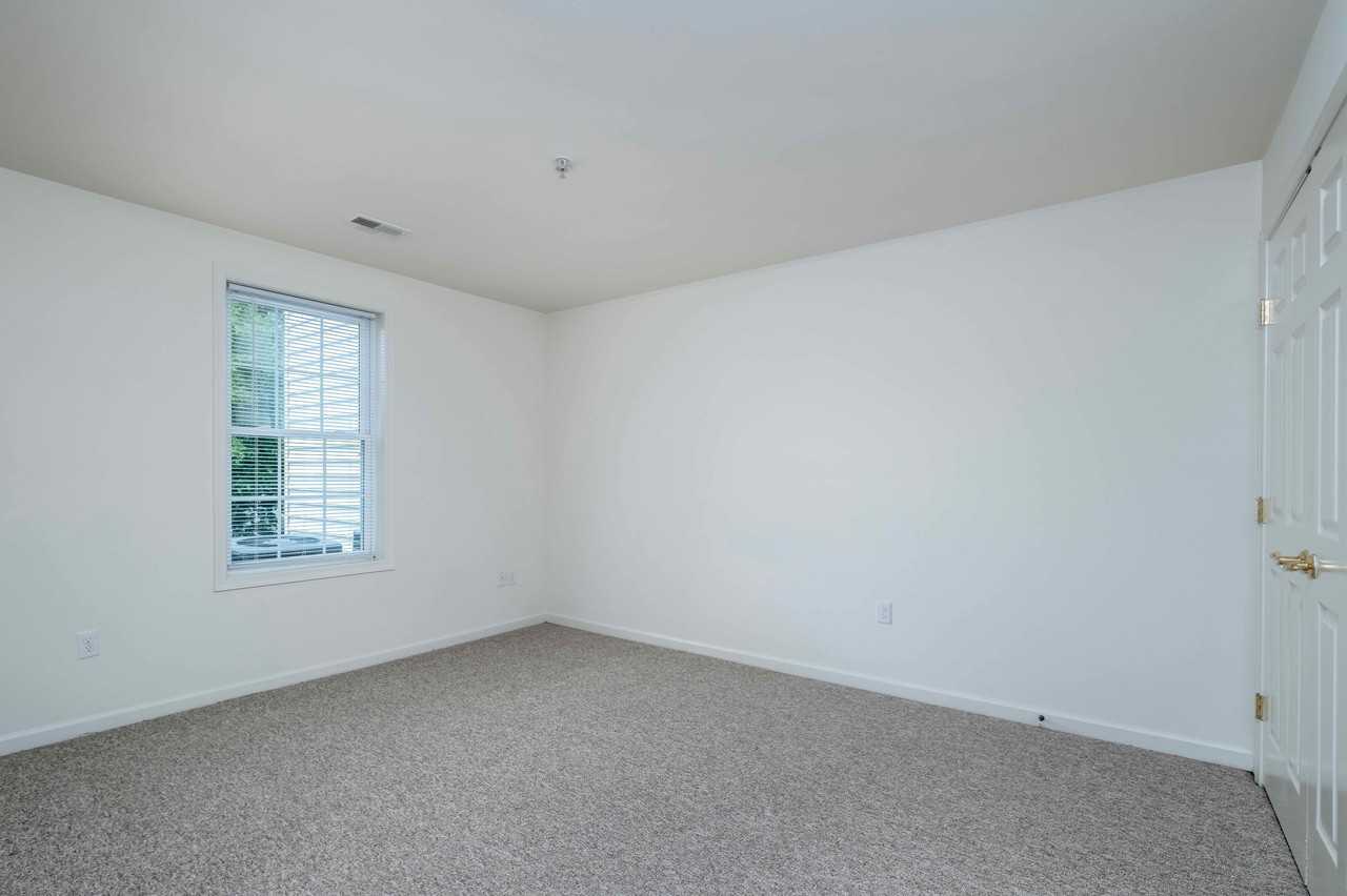 369 College Manor Ave - Photo 5 of 8