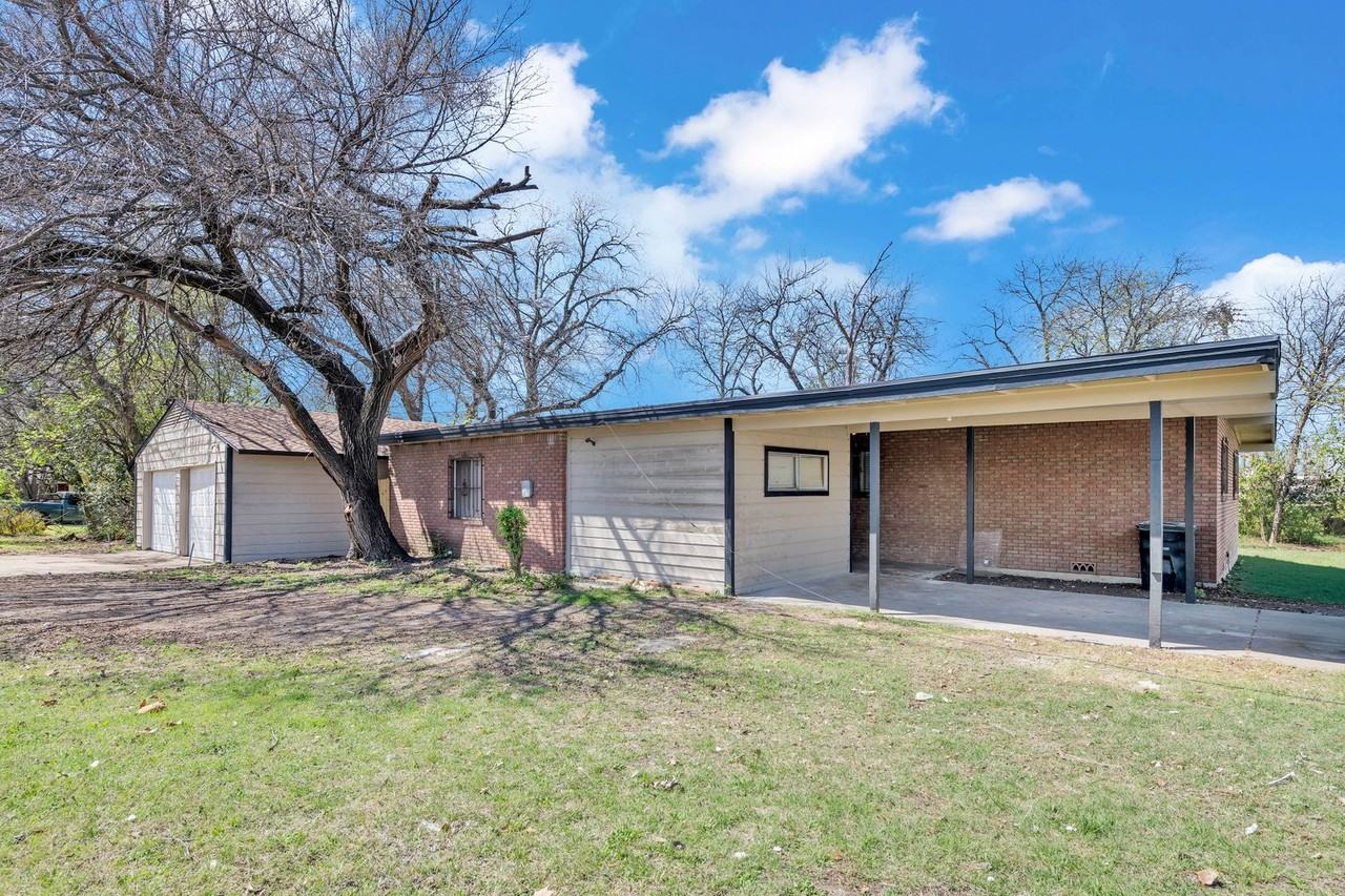 2218 Terrace Dr - Photo 2 of 25