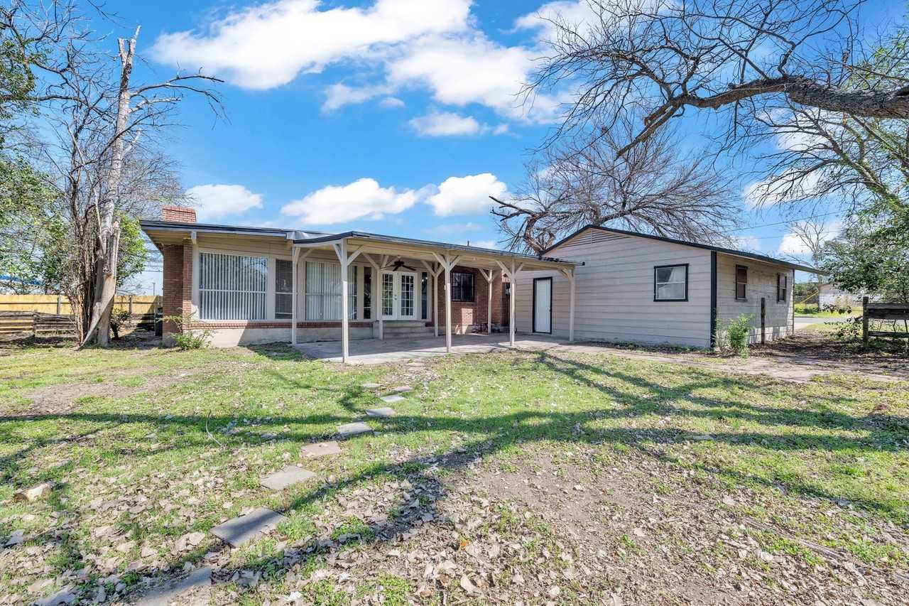 2218 Terrace Dr - Photo 3 of 25