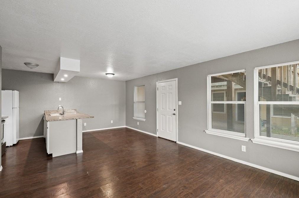 659 Redwood Ave Unit 759 - Photo 4 of 7