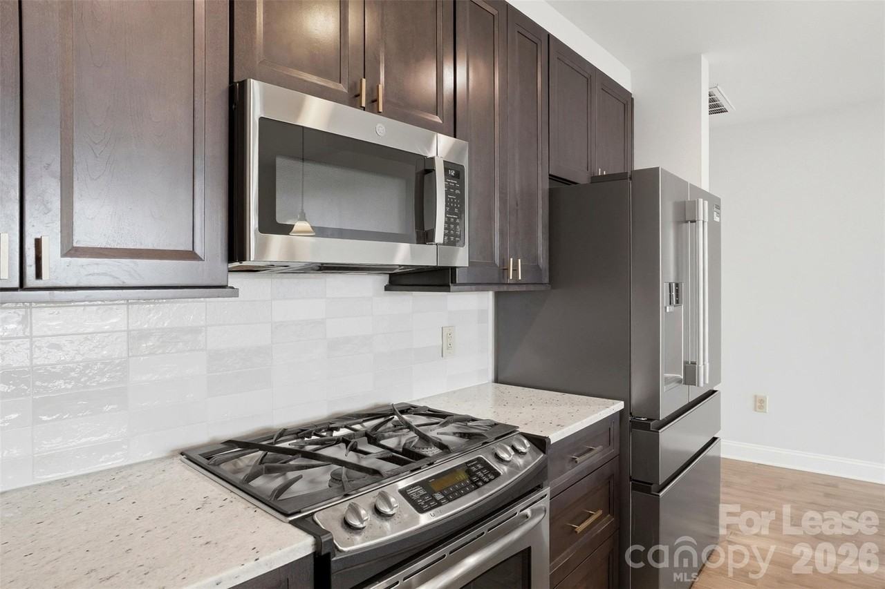 701 Royal Ct Apt 911 - Photo 4 of 34