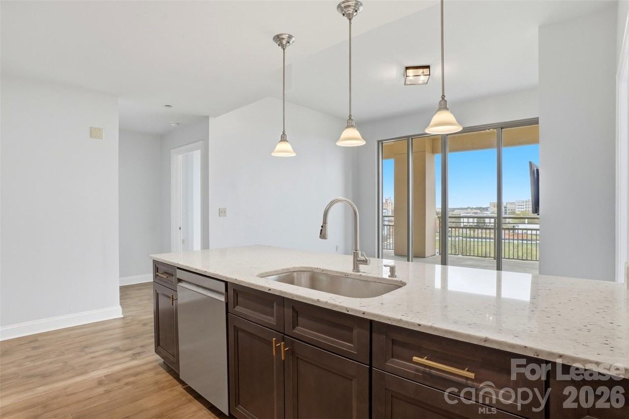 701 Royal Ct Apt 911 - Photo 5 of 34