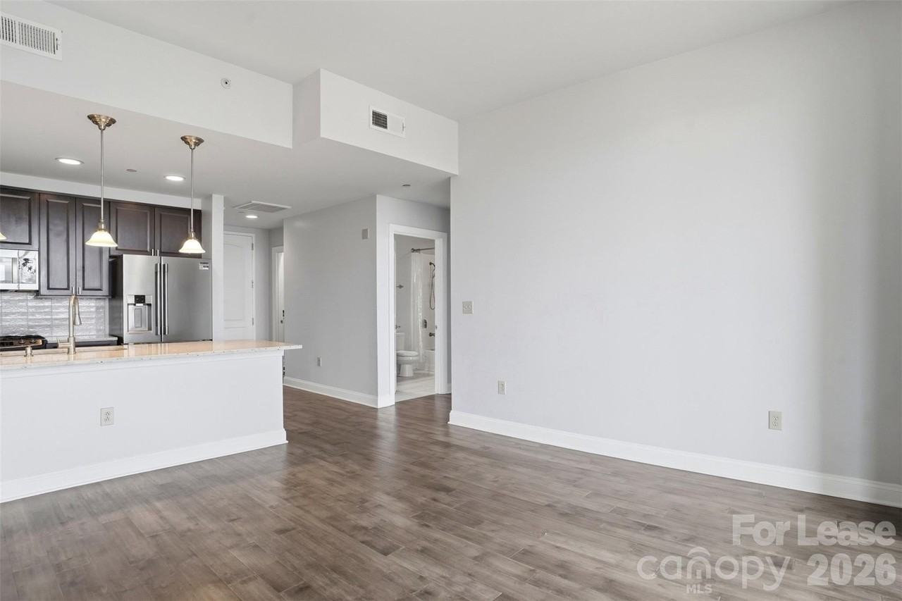 701 Royal Ct Apt 911 - Photo 7 of 34