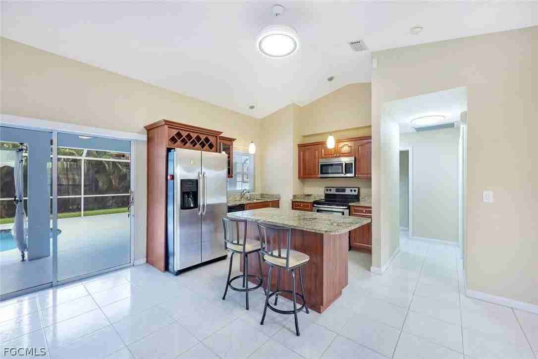 250 Se 44th St - Photo 7 of 18