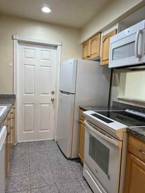 1435 Del Rio Cir #1 - Photo 3 of 17