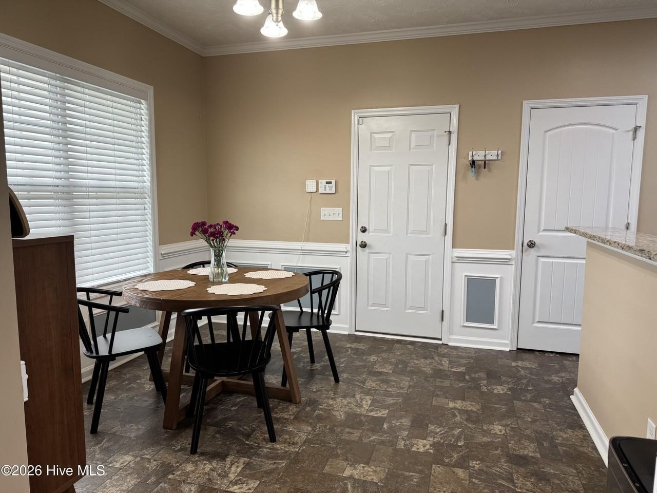 208 Trophy Ridge Dr - Photo 4 of 18