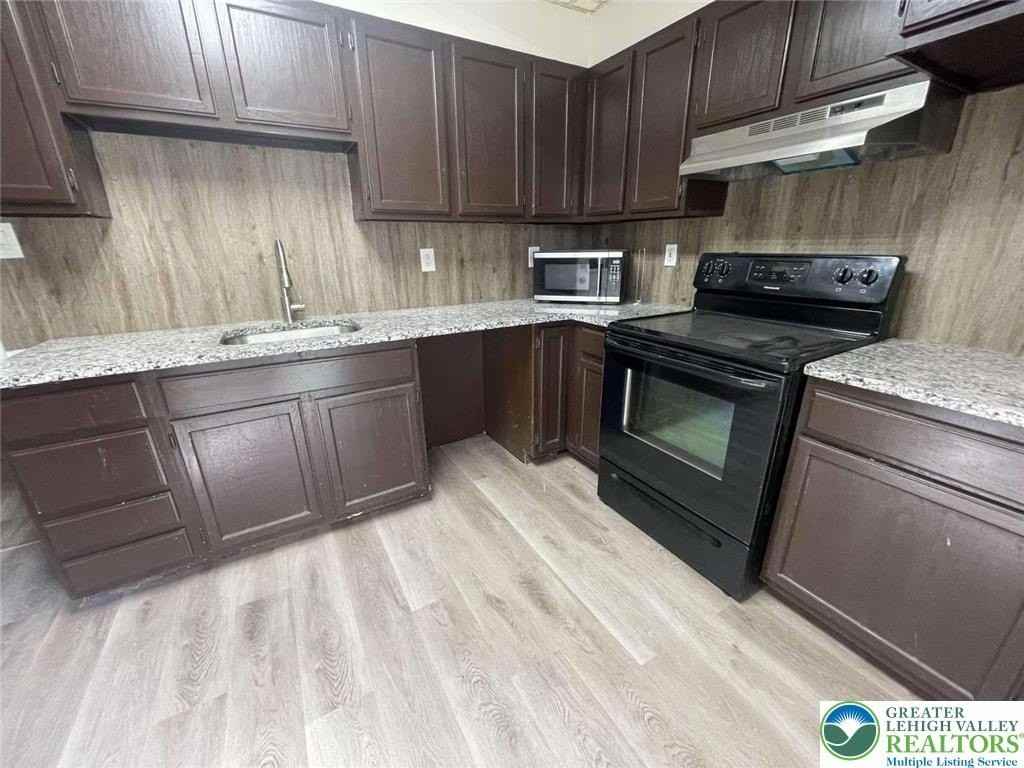 917 Center St - Photo 4 of 11