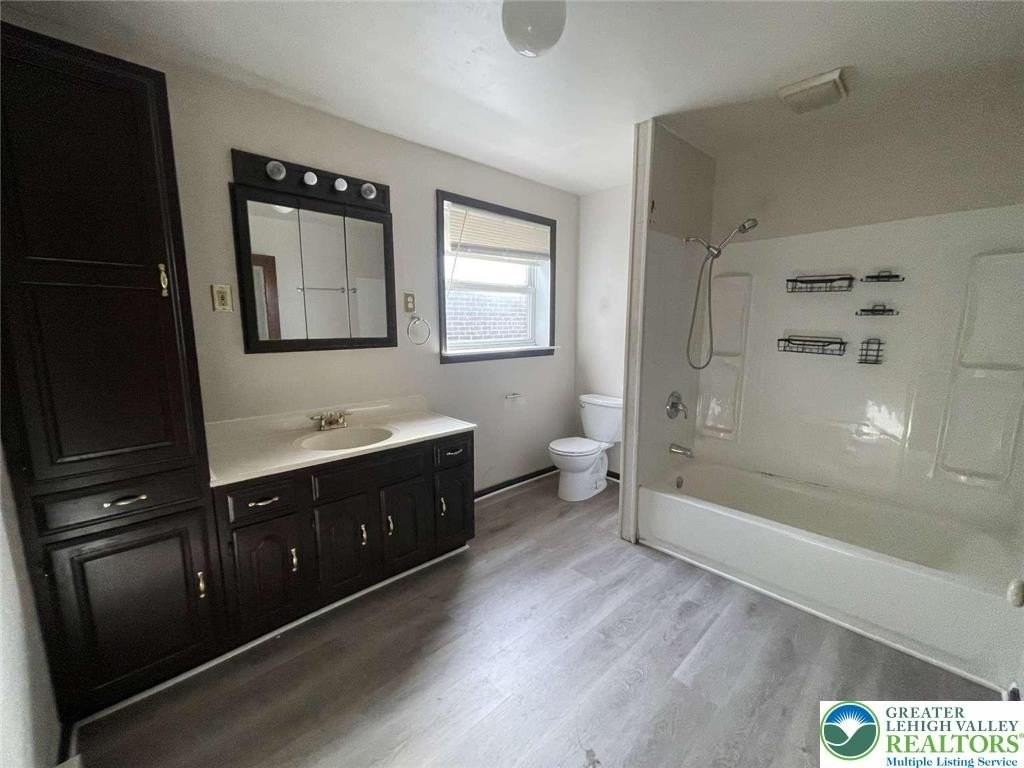 917 Center St - Photo 5 of 11