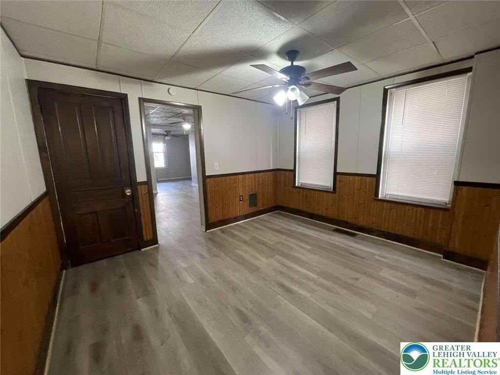 917 Center St - Photo 6 of 11